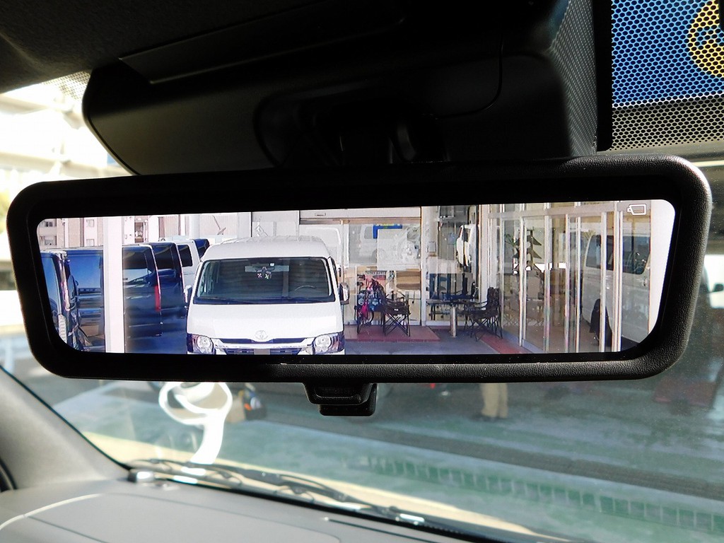 こちらも６型から搭載されたデジタルインナーミラー♪荷物満載でもしっかり後方確認が出来ますよぉ♪