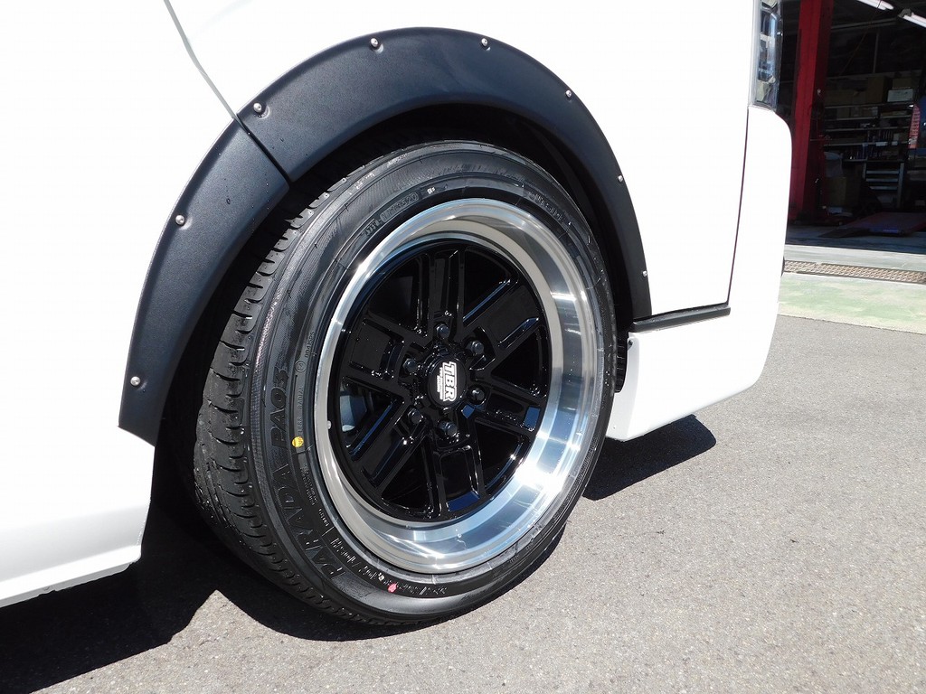 足元をキメるのはＴＢＲ１８インチアルミを装着！９Ｊ＋２５でリムの深さがしっかりありカッコいいですよっ♪