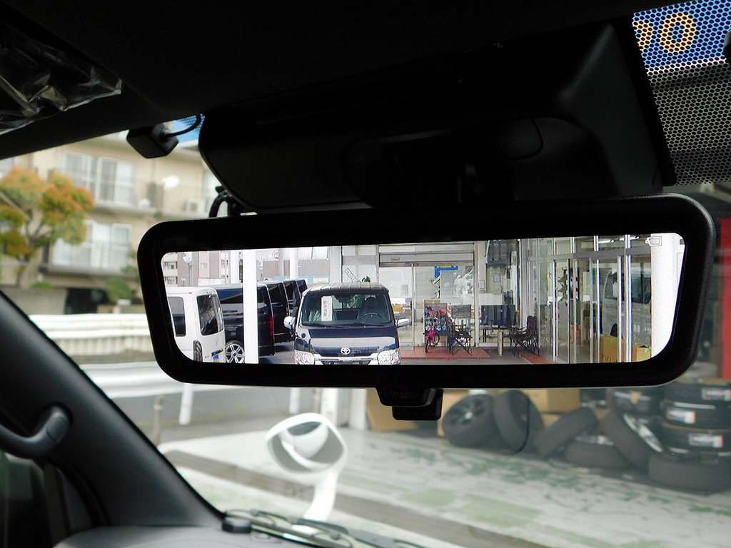 こちらも６型からのオプションのデジタルインナーミラー搭載車！荷物満載でもしっかり後方確認が可能ですよぉ♪