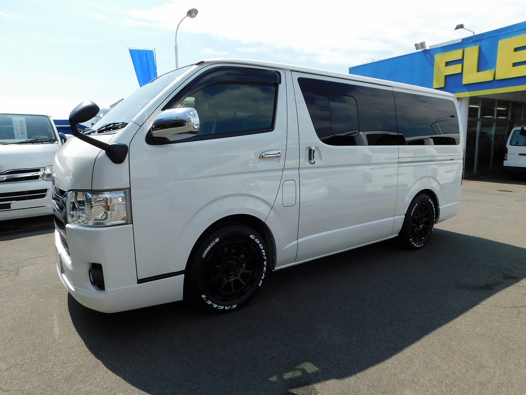 ローダウンされた箱車は問答無用でカッコいいですねっ♪ホワイトレタータイヤとの相性もバッチリですねっ♪