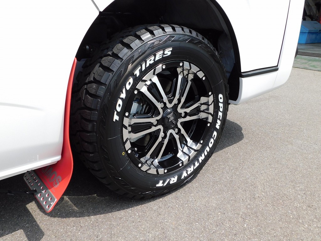 足元をキメるのはナイトロパワークロスクロウ１６インチアルミとＴＯＹＯオープンカントリーの組み合わせ！悪路もガシガシ走れますよぉ！！！