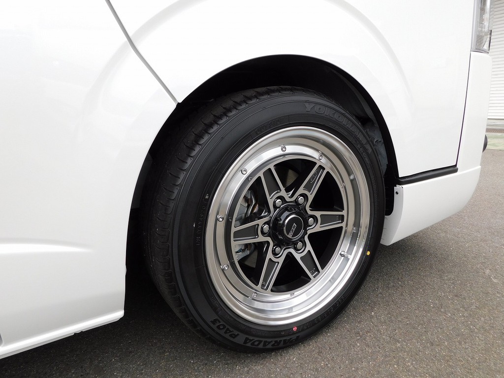 クラシカルなデザインがカッコいいＳＳＲ１８インチアルミホイール！タイヤはヨコハマパラダＬＴタイヤですので車検もちろんＯＫです！！！