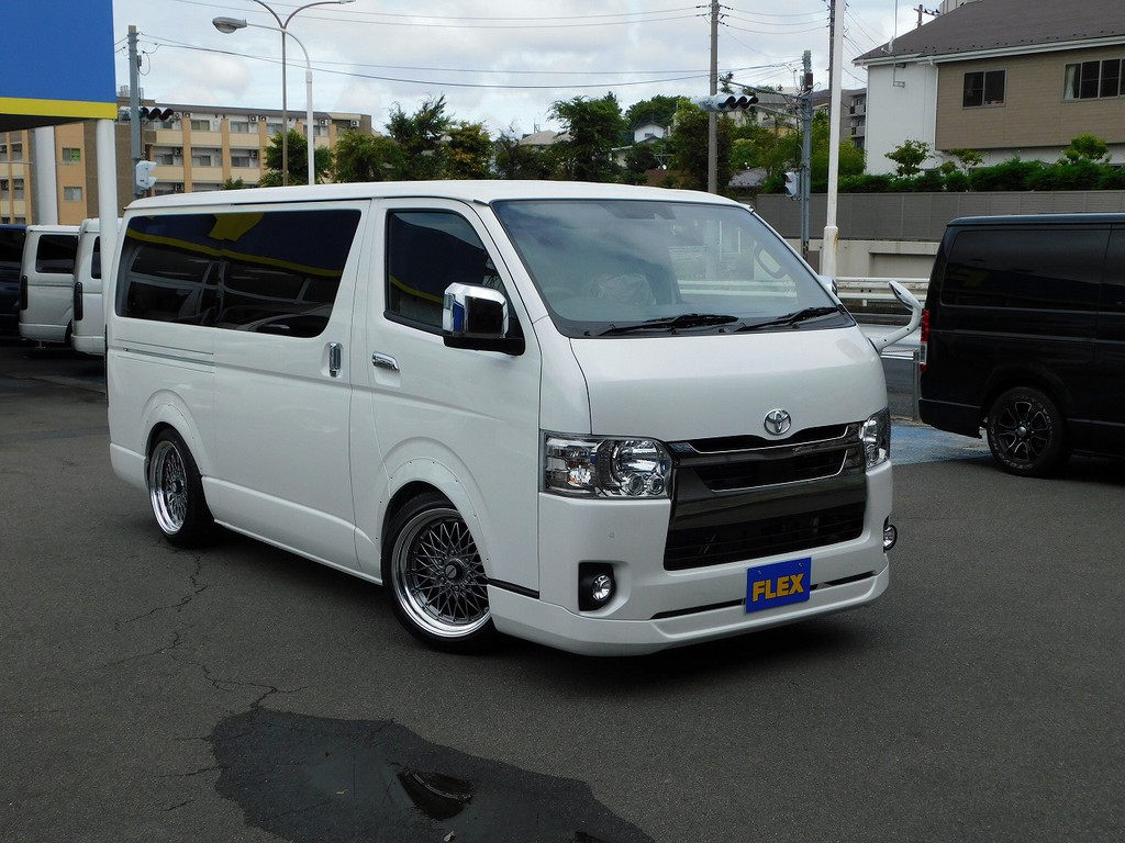 このたたずまいオーラがおります！！！人とは違うスタイリッシュハイエースいかがでしょうか♪