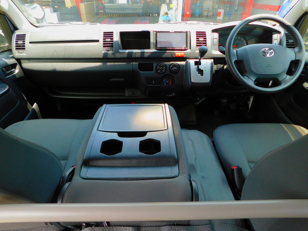 広々室内はゆったり運転出来ます♪座面も高いので見晴らしもグッドです♪