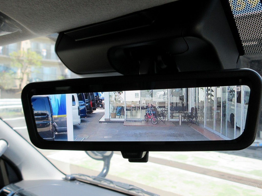 こちらも現行型から採用のデジタルインナーミラー♪荷物満載時や大勢人が乗ってる時にもしっかり後方確認が出来ますよっ♪