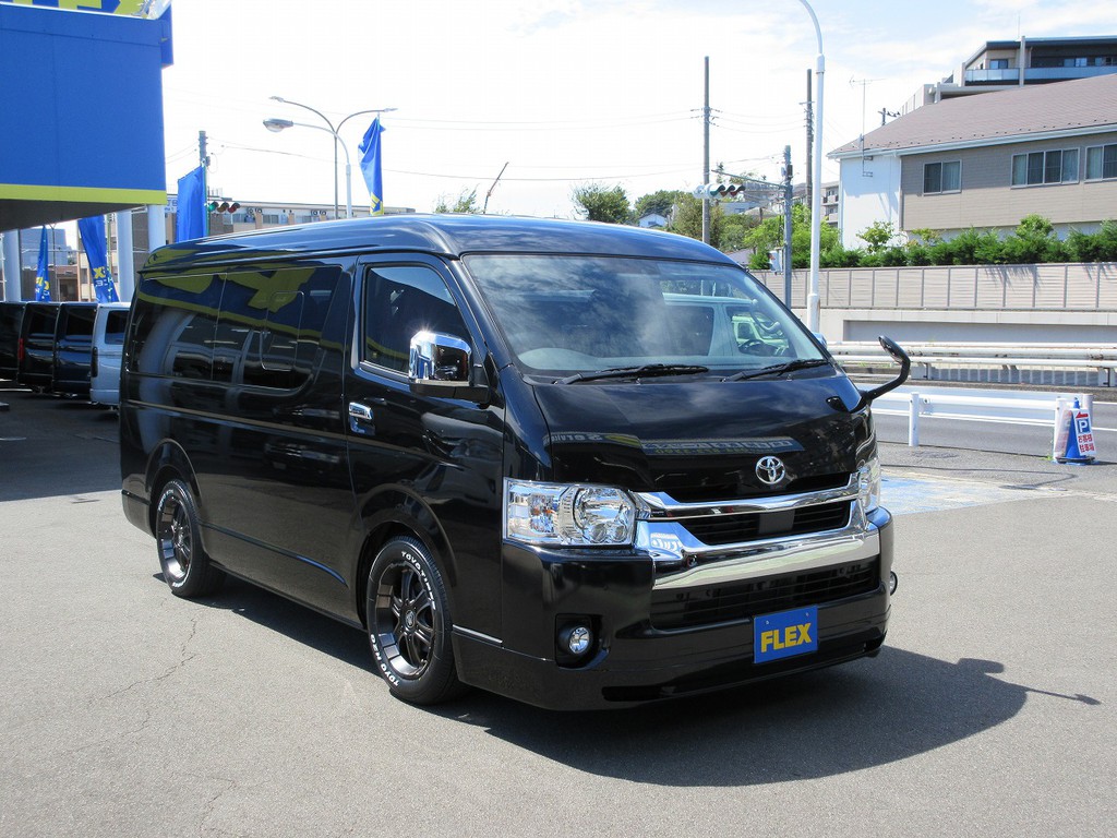このデカさが人気の秘密♪１０人乗れて足を伸ばして寝れる車はそうそう無いですよっ♪