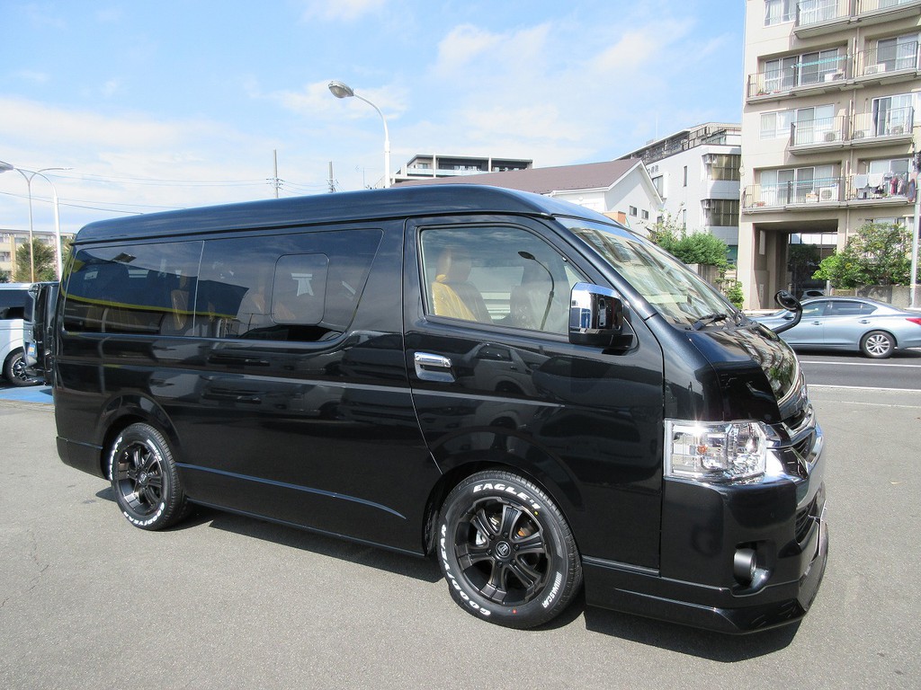 この重厚さを見てください！ローダウンされた箱車はカッコいい♪