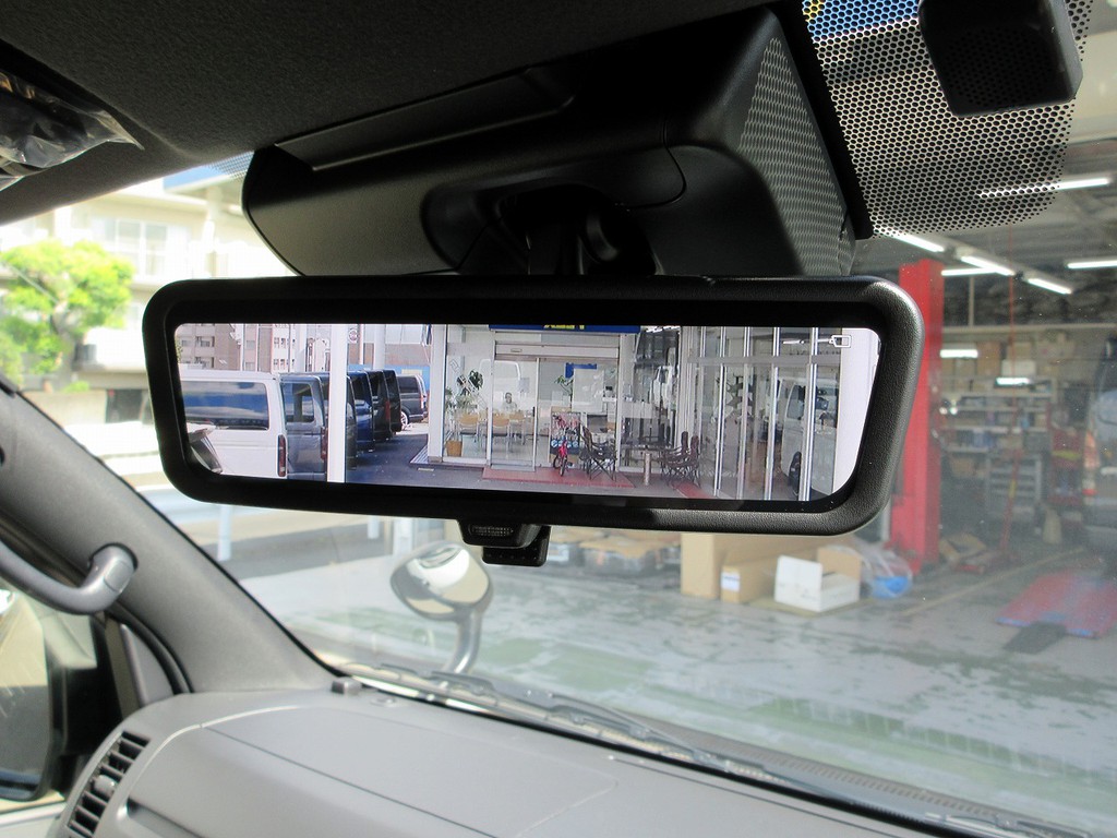 こちらも現行型からオプションのデジタルインナーミラー♪荷物満載でもしっかり後方確認が出来ます♪