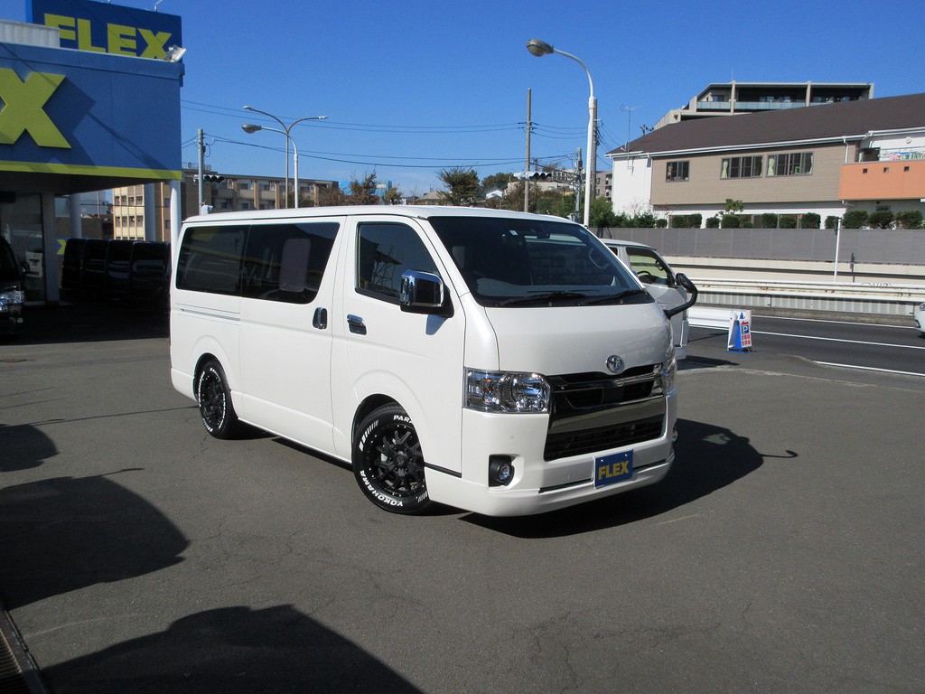 カスタムハイエースのこのたたずまい！主張しすぎず大人のカスタム♪