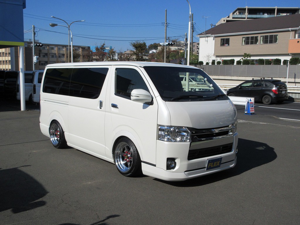 横の姿もカッコいいです！ローダウンされた箱車は問答無用でキマってますねっ♪