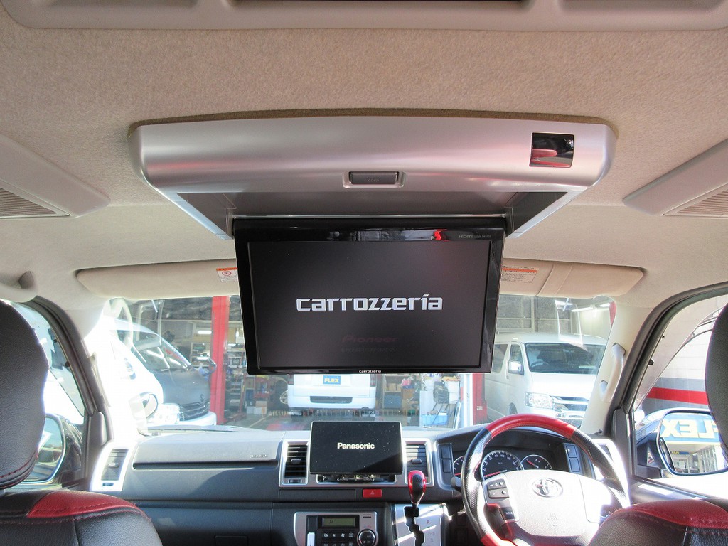 フリップダウンモニターも完備されており後席の方もテレビや映画を楽しめます♪