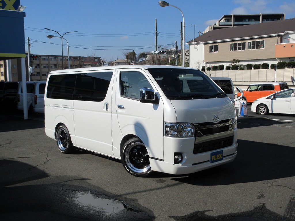 人気のパールとカスタムの融合！人と違うハイエースをお探しなら必見の一台ですよっ♪