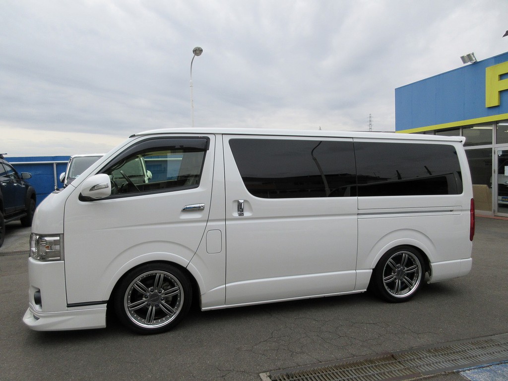 横から見てもキマってます！ローダウンされた箱車は問答無用でカッコいい♪