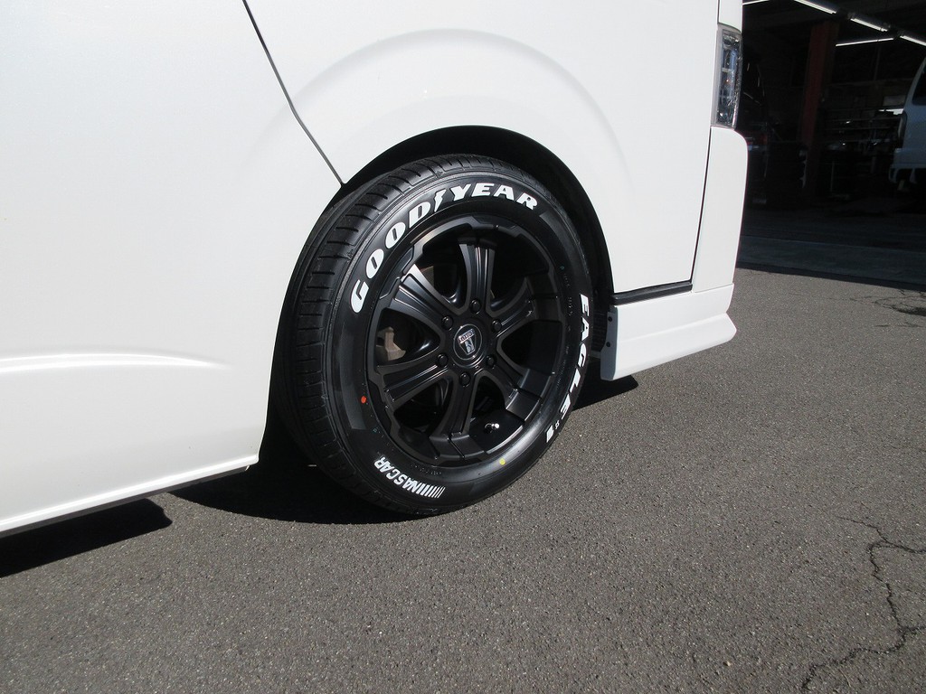 足元をキメるのはフレックスオリジナルカラーのバルベロワイルドディープス１７インチ！大きいボディには武骨なアルミが良く似合います♪
