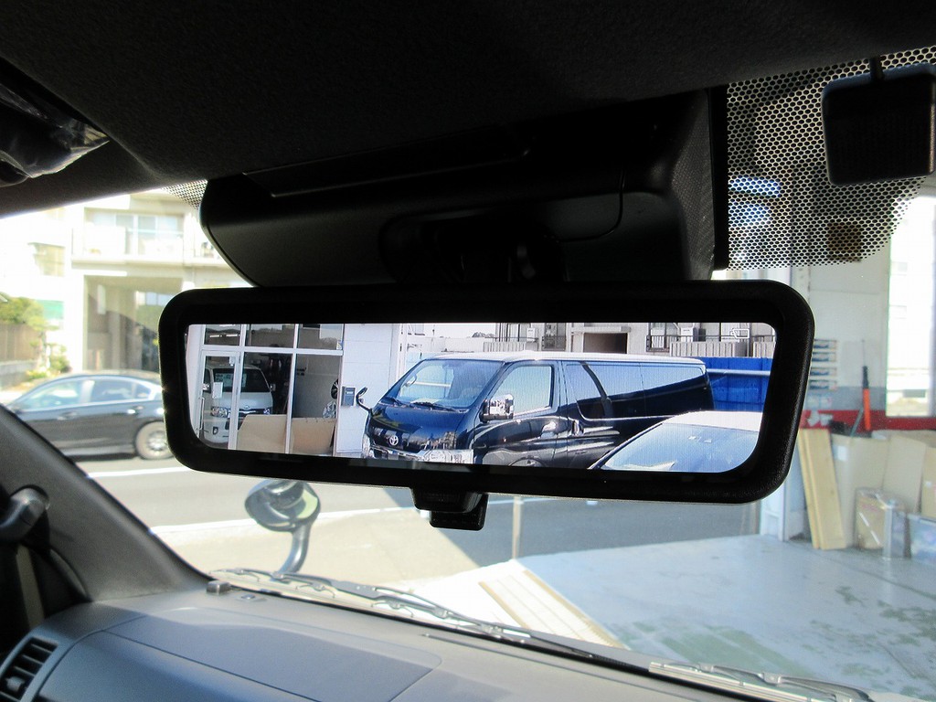 こちらもメーカーオプションのデジタルインナーミラー♪荷物満載でもしっかり後方確認が出来る優れものです！！！
