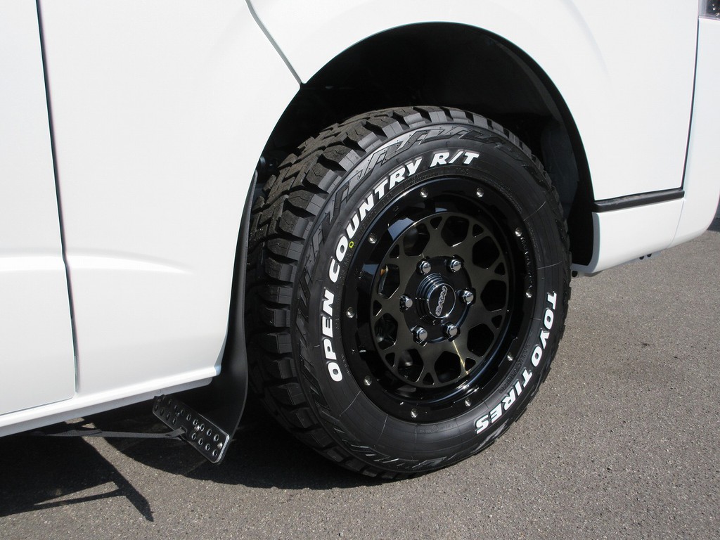 足元をキメるのはＲＡＹＳデイトナＭ９・１６インチ♪オープンカントリーとの相性はバッチリですねっ♪ワイルド仕様にはピッタリです♪