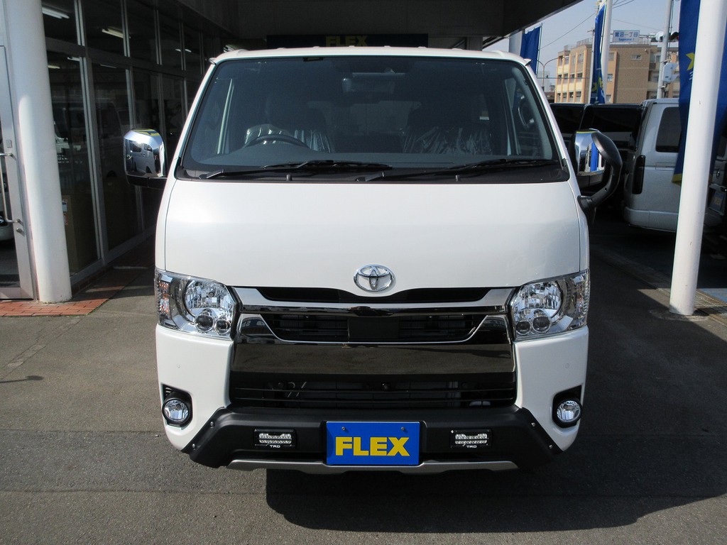 ワイルドにカスタムされたフロントフェイス♪ゴツゴツハイエースもカッコいい♪