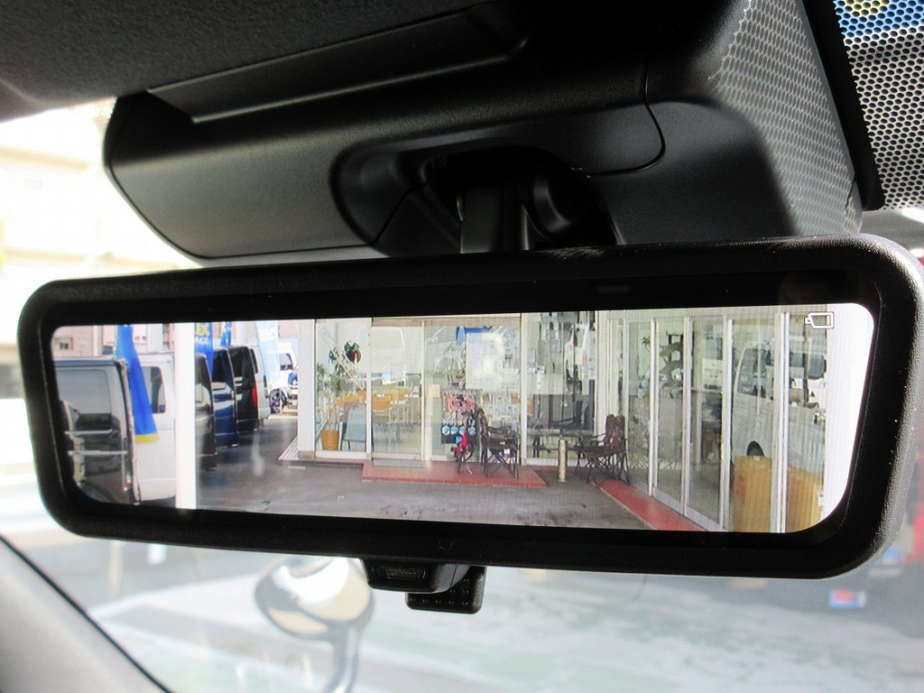 こちらも６型からメーカーオプションのデジタルインナーミラー！荷物満載でもしっかり後方確認が出来ます♪
