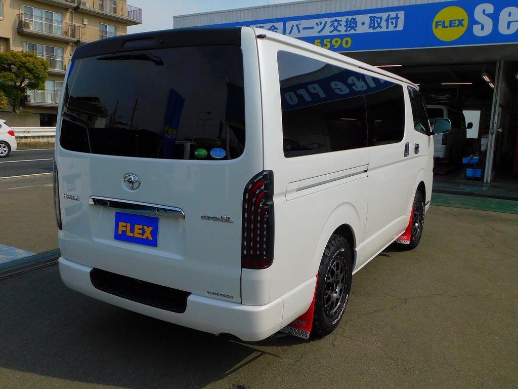 スタイリッシュな後ろ姿♪もちろんテールはＬＥＤに換装済み♪ブラックのリヤスポでボディを引き締めてますねっ♪