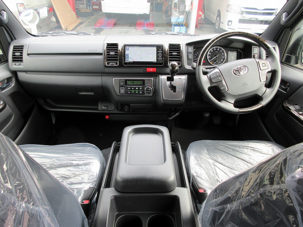 ダークプライムⅡ専用の内装は高級感があります♪見晴らしも良く運転もしやすいですよっ！