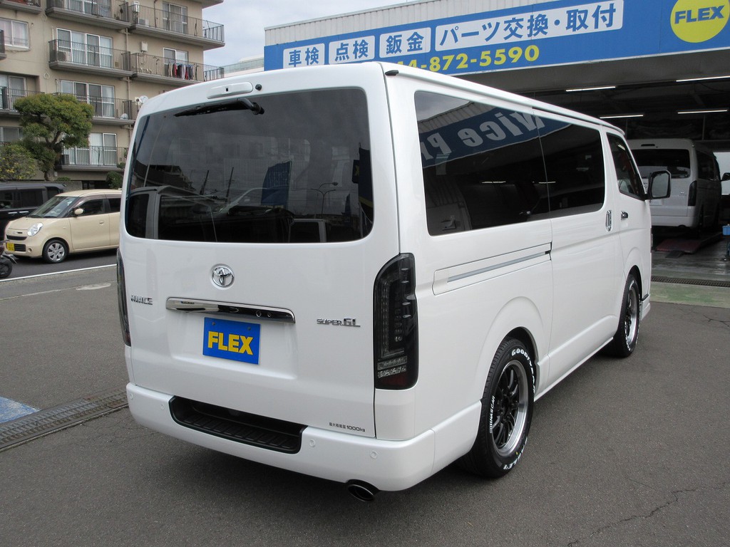 スタイリッシュな後ろ姿！もちろんテールＬＥＤに換装済み♪ウィンカーが流れるシーケンシャルタイプ♪マフラーカッターもあるのと無いのとでは大違い！！！