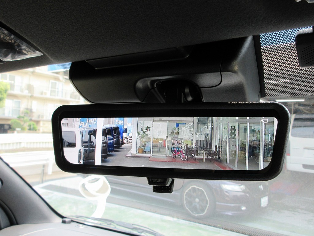 こちろも現行型メーカーオプションのデジタルインナーミラー搭載！荷物満載でもしっかり後方確認が出来ますよっ♪