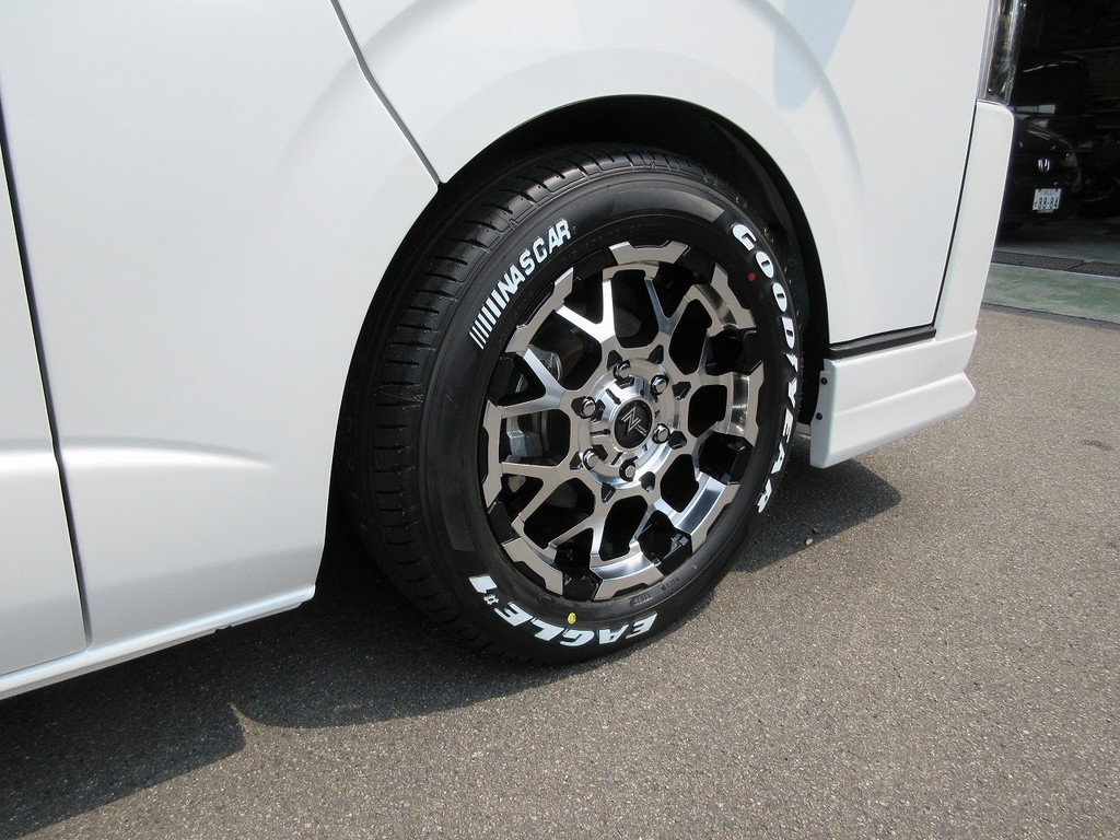 足元をキメるのはナイトロパワーＭ２８/１７インチ！この武骨なデザインがハイエースとぴったりマッチ♪