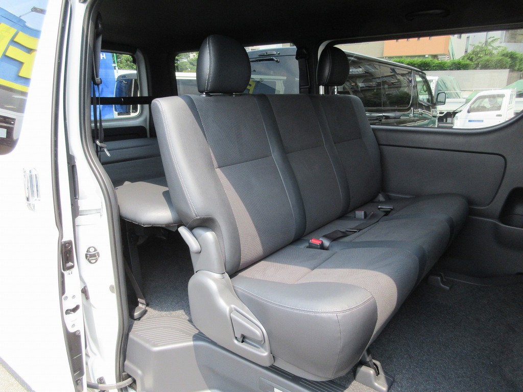 セカンドシートも厚みがしっかりあり座り心地も良いですよっ♪