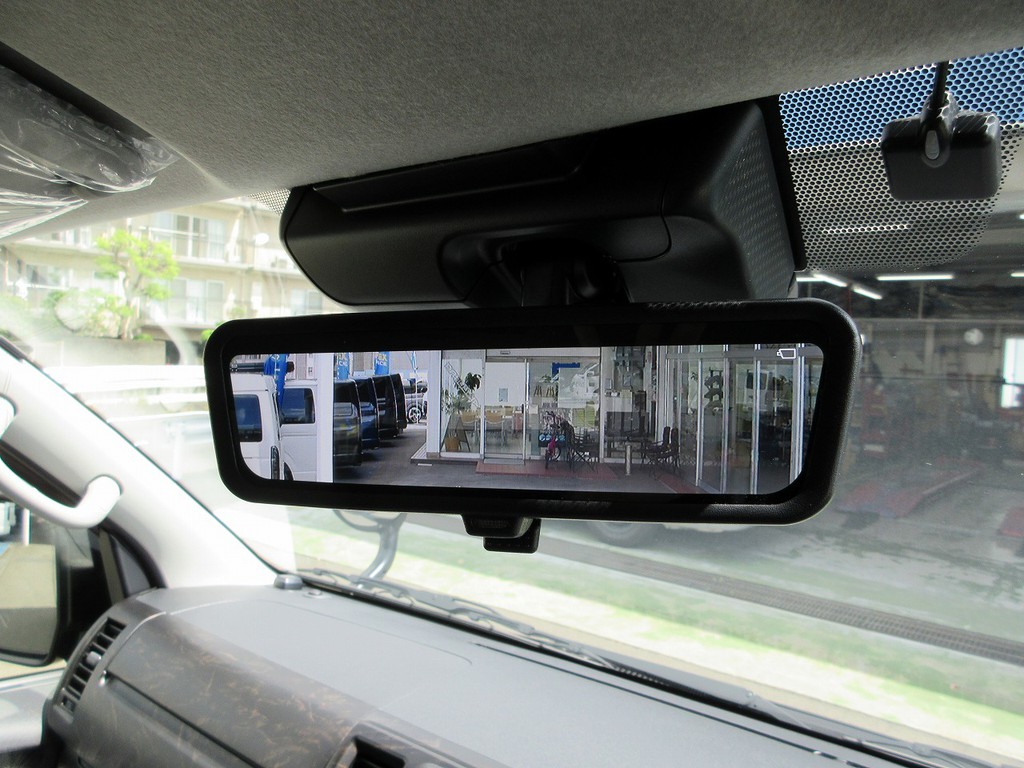 もちろんメーカーオプションのデジタルインナーミラーも完備！ワゴンＧＬの弱点だった後方視界の悪さはこれで解消♪