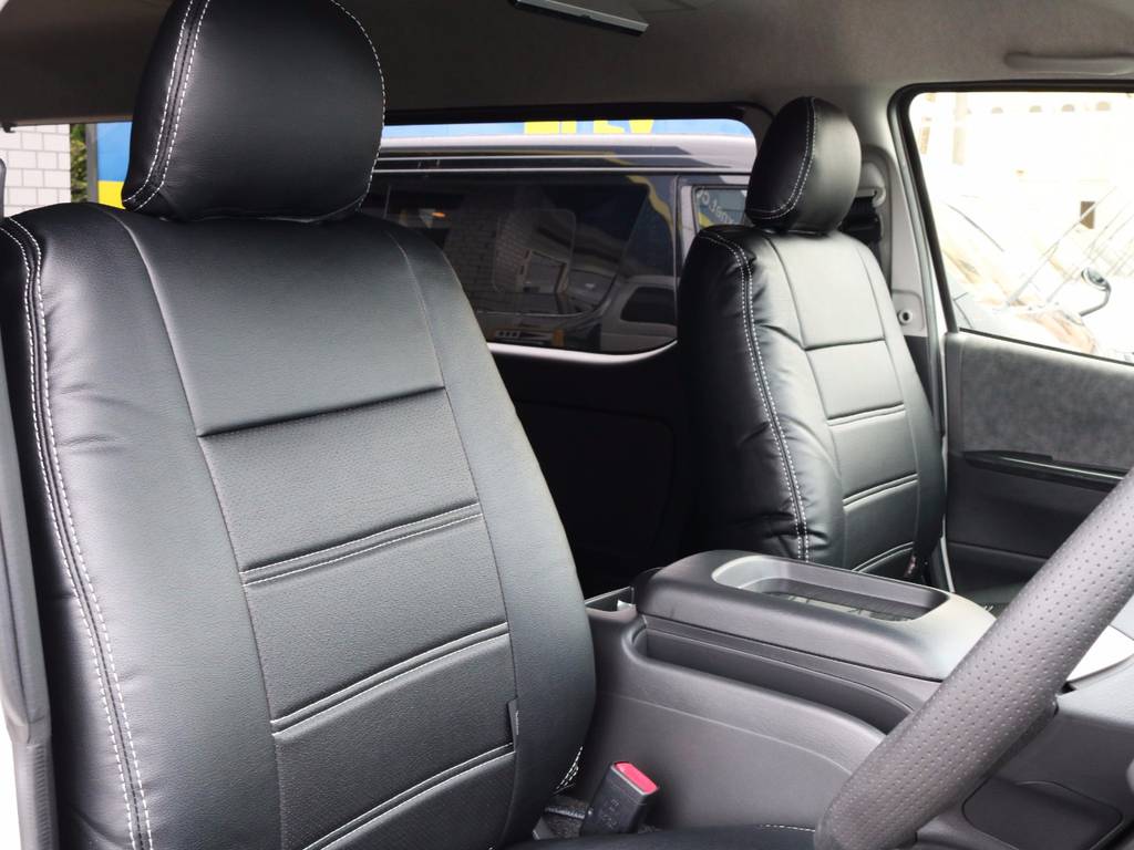 運転席シート、黒革調シートカバー付き！