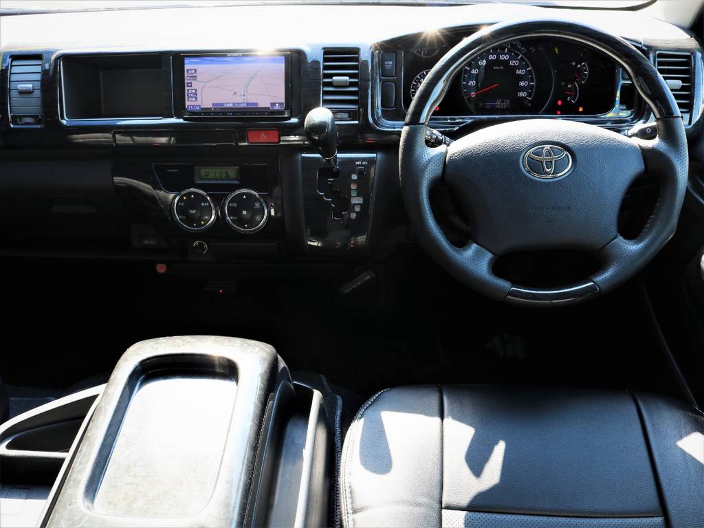 高級感溢れる黒木目を基調とした運転席周り！