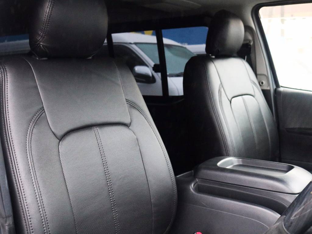 運転席シート、黒革調シートカバー付き！