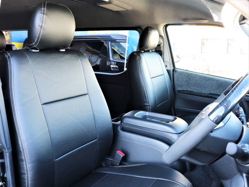 運転席シート、黒革調シートカバー付き！