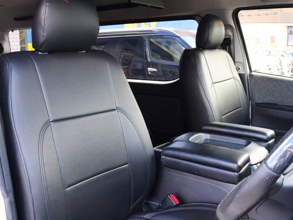 運転席シート、黒革調シートカバー付き！