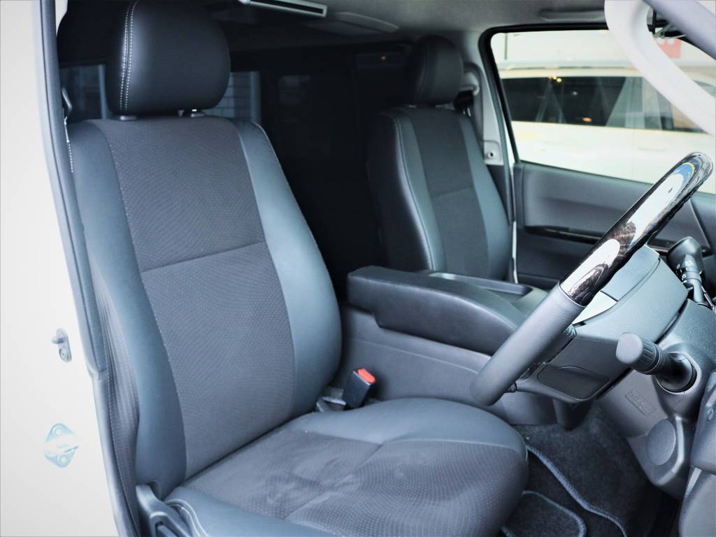 運転席シート、専用ハーフレザーシート！
