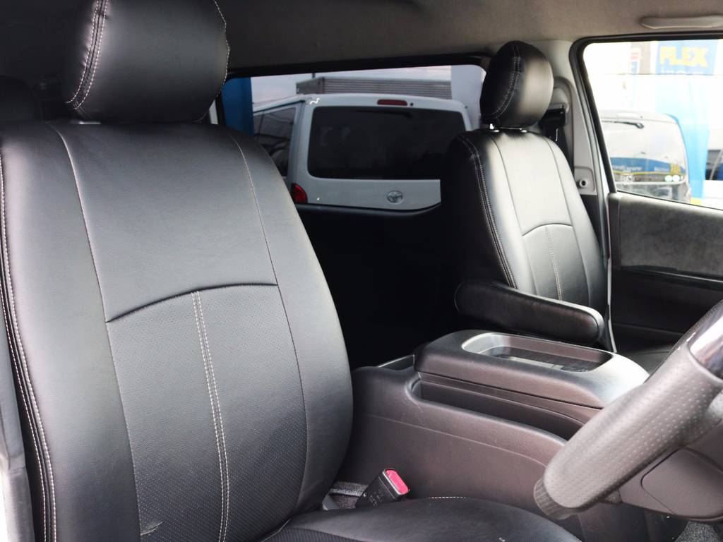 運転席シート、黒革調シートカバー付き！