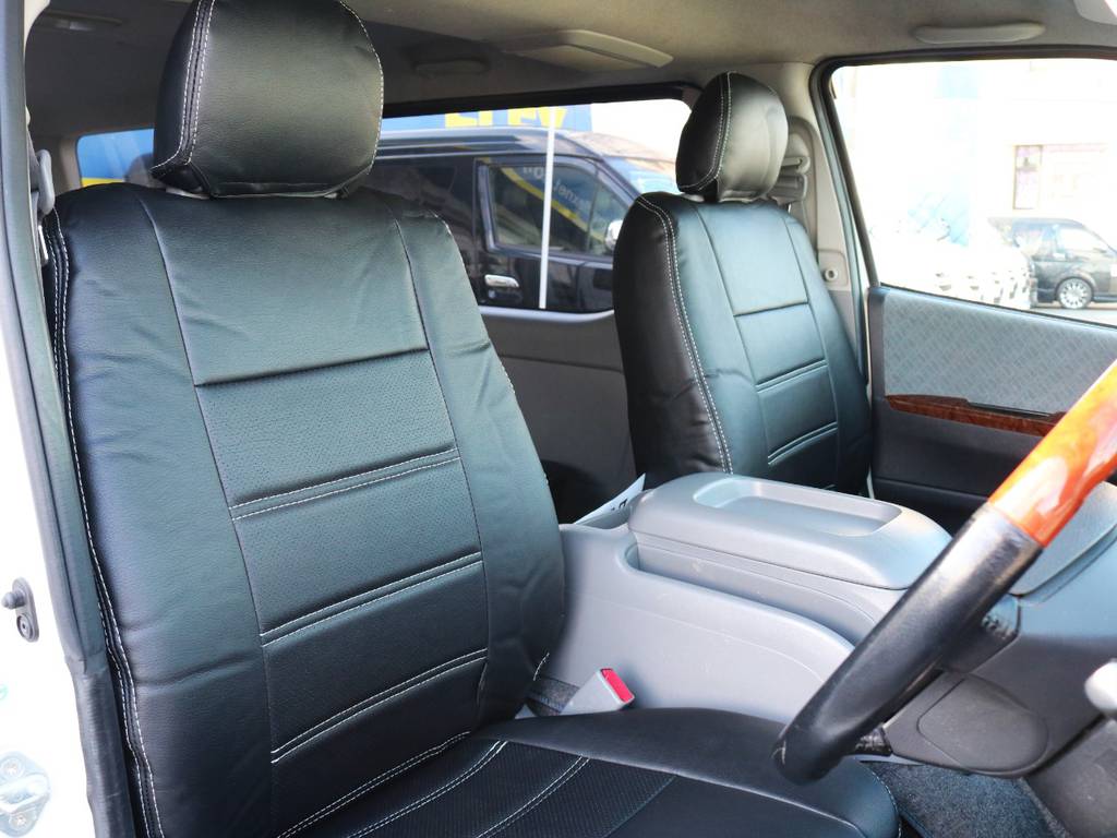 運転席シート、黒革調シートカバー付き！