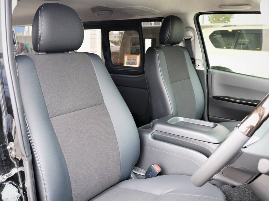 運転席シート、専用ハーフレザーシート！