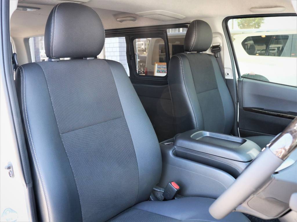 運転席シート、専用ハーフレザーシート！