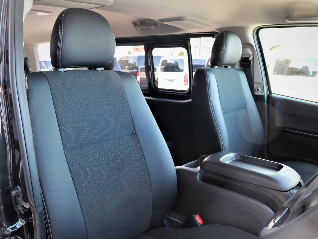 運転席シート、専用ハーフレザーシート！