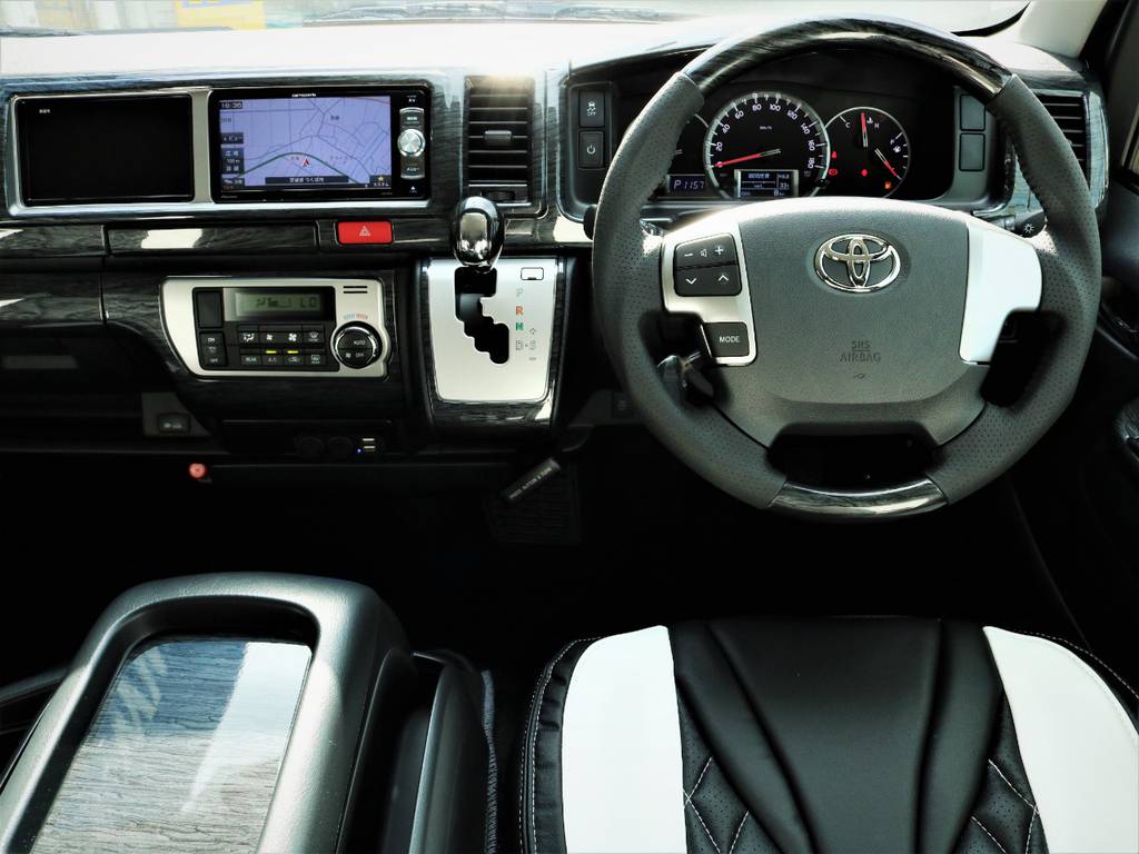 高級感溢れる室内、黒木目パネル、ステアリング、シフトノブ！