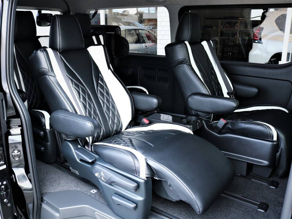 ２列目、豪華なキャプテシート搭載！オットマン機能付き！