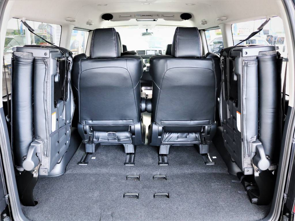 ４列目は跳ね上げ可能です！収納広々御座います！