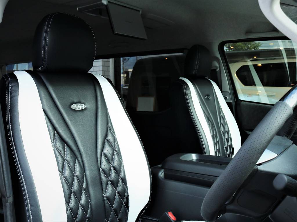 運転席シート、全席シートカバー付き！