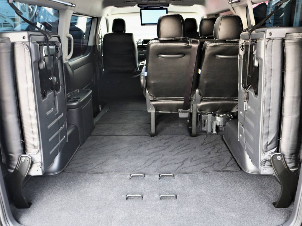 ４列目は跳ね上げ可能！収納広々御座います。