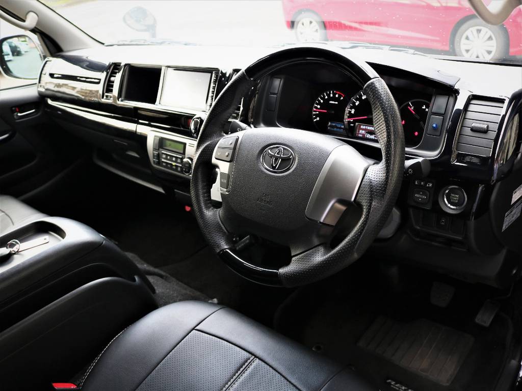 ピアノブラックステアリング、高級感溢れる室内！