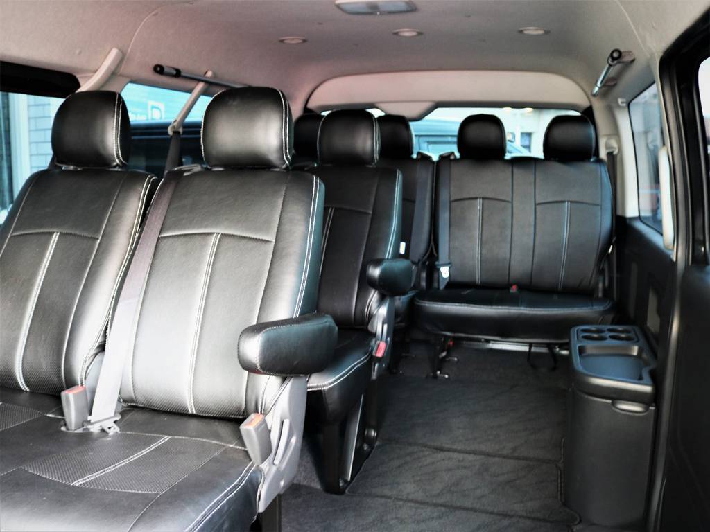 室内広々１０人乗り、全席シートカバー装着済み！