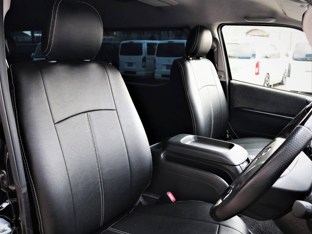 運転席シート、黒革調シートカバー付き！