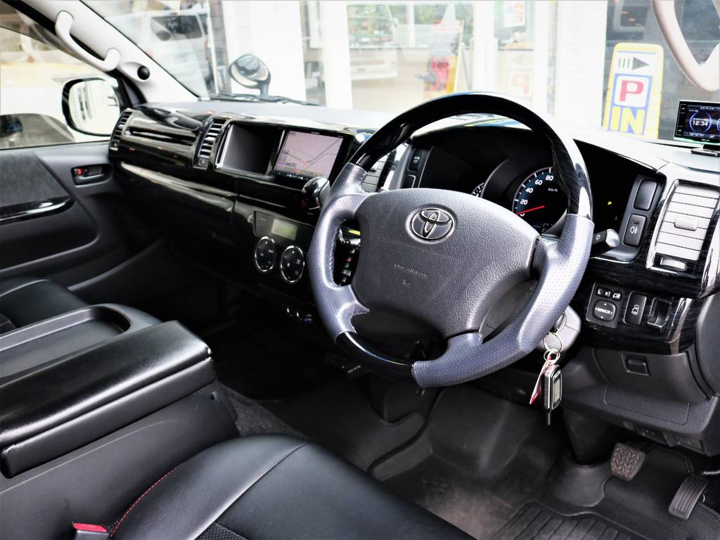 運転席周り、黒木目ステアリング！