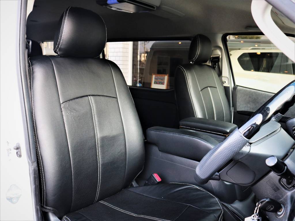 運転席シート、全席黒革調シートカバー付き！
